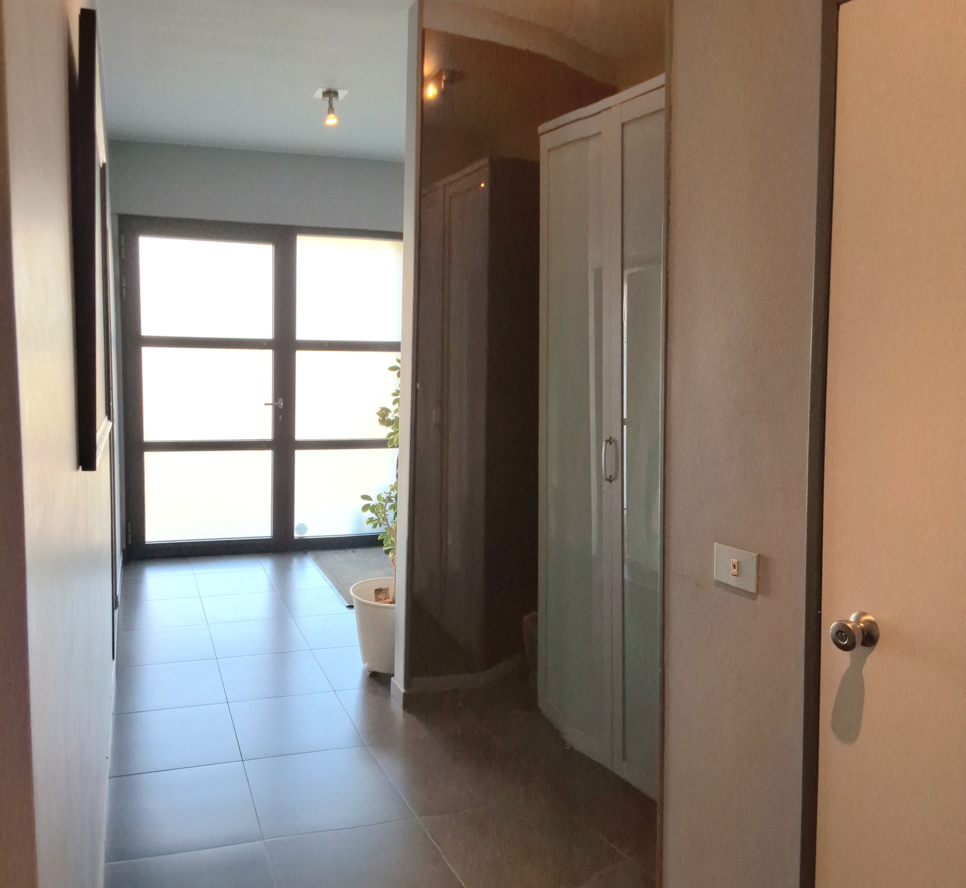 Inkom met vestiaire en gastentoilet 